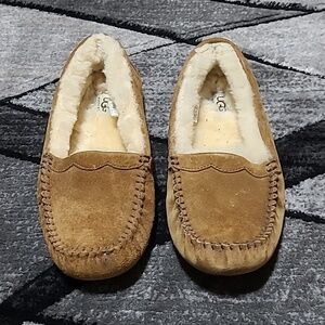 UGG AUSTRALIA CHESTNUT LEATHER EMBOSSED LOGO SHEEPSKIN SLIPPERS MOCCASINS